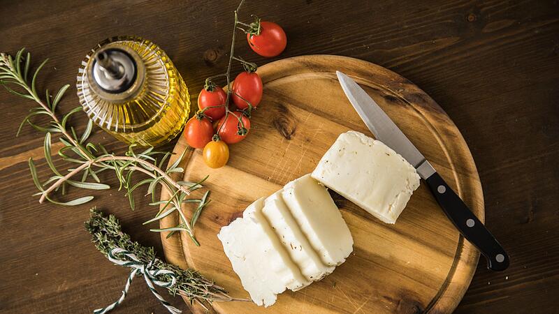 Halloumi liegt auf einem Holzbrett