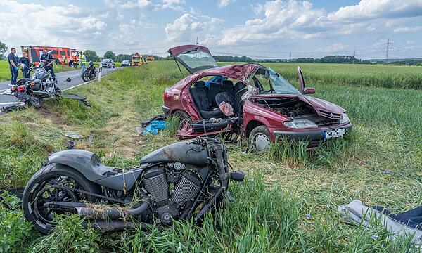 Schwerer Unfall am Sonntag (18. Mai) auf der Staatsstraße 2263 in Herzogenaurach: Auf der Vacher Straße ist ein Auto aus bislang ungeklärten Gründen in den Gegenverkehr geraten und frontal mit einer Gruppe von drei Motorradfahrern kollidiert. Traurige Bilanz: zwei Tote, drei Schwerverletzte.