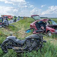 Schwerer Unfall am Sonntag (18. Mai) auf der Staatsstraße 2263 in Herzogenaurach: Auf der Vacher Straße ist ein Auto aus bislang ungeklärten Gründen in den Gegenverkehr geraten und frontal mit einer Gruppe von drei Motorradfahrern kollidiert. Traurige Bilanz: zwei Tote, drei Schwerverletzte.