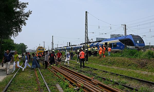 Feuerwehr räumt Regionalzug nach Oberleitungsschaden