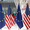 EU-Flaggen und amerikanische Fahnen