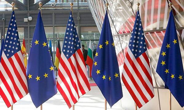 EU-Flaggen und amerikanische Fahnen