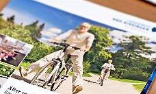 Der neue Seniorenratgeber des Landkreises fasst kompakt viele wichtige Informationen zusammen.