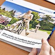Der neue Seniorenratgeber des Landkreises fasst kompakt viele wichtige Informationen zusammen.