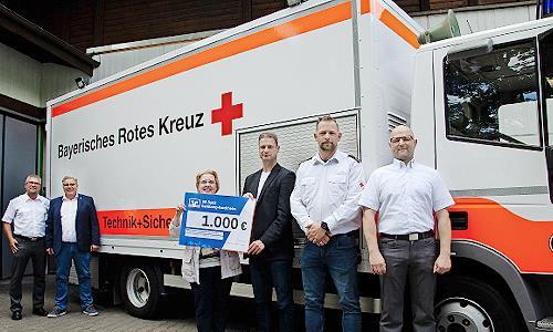 Bei der Spendenübergabe dabei sind (v. l.): Helmut Karg (BRK Forchheim), Dirk Samel (Leiter Markt und Service Stadtwerke Forchheim), Birgit Kastura (Kreisgeschäftsführerin BRK Forchheim), Mathias Reznik (Geschäftsführer Stadtwerke Forchheim), Jona...