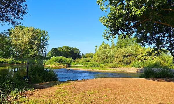 Eine kleine Badeoase mit Geheimtippcharakter: An dieser idyllischen Badestelle an einem See in Breitengüßbach fließt der Main vorbei.