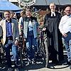 Über den neuen Fahrradständer freuen sich (von links): 2. Vorsitzender des TSV Unterlauter Mario Bullmann, 2. Bürgermeister Martin Rebhan, Gemeinderat Karl-Dietrich Papenfuß, 1. Bürgermeister Karl Kolb, Stadtradeln-Organisatorin Marita Nehring, Pf...