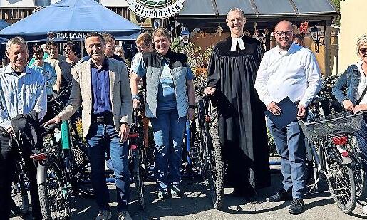 Über den neuen Fahrradständer freuen sich (von links): 2. Vorsitzender des TSV Unterlauter Mario Bullmann, 2. Bürgermeister Martin Rebhan, Gemeinderat Karl-Dietrich Papenfuß, 1. Bürgermeister Karl Kolb, Stadtradeln-Organisatorin Marita Nehring, Pf...