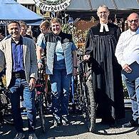 Über den neuen Fahrradständer freuen sich (von links): 2. Vorsitzender des TSV Unterlauter Mario Bullmann, 2. Bürgermeister Martin Rebhan, Gemeinderat Karl-Dietrich Papenfuß, 1. Bürgermeister Karl Kolb, Stadtradeln-Organisatorin Marita Nehring, Pf...