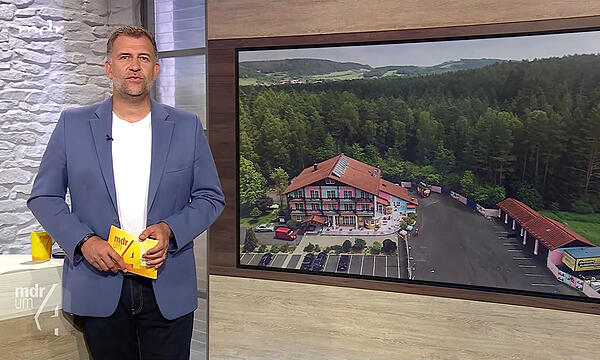 René Kindermann führt durch die Sendung „MDR um 4“. Hier kündigt er den Beitrag über das Schlagerschloss-Hotel an.