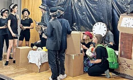 Die Theaterklasse am Jack-Steinberger-Gymnasium brachte „Momo“ von Michael Ende auf die Bühne.