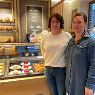 Jenny Back (links) und Nadine Wehner-Hach sind die Chefinnen des Cafés Glücksmomente in Strahlungen, zu dem auch ein Backwarenverkauf und zwei Pensionszimmer gehören.