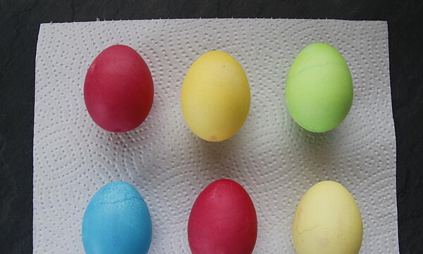 Nachdem die Farbe circa fünf Minuten eingezogen ist, werden die Eier vorsichtig mit einem Stück Küchenrolle abgetrocknet