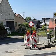 Hier sollte es eigentlich kein durchkommen geben: Eigentlich ist die Hutstraße gesperrt, doch derzeit kann der Verkehr immer noch passieren. Warum das so ist.