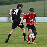 Der starke Kirchleuser Felix Pistor (rechts) im Duell mit Lucas Jersch vom TSV Thurnau