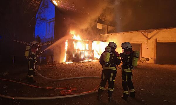 Feuerwehreinsatz in Rockenbach (Gemeinde Gutenstetten), wo eine Scheune in Brand stand