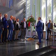 Die neuen Feldgeschworenen werden in der Kirche von Landrat Thomas Bold vereidigt.
