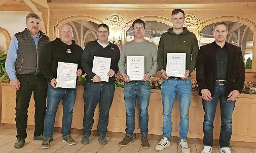 Ehrungen für die höchsten Fett+Eiweiß kg Mengen je Betriebsrasse im Landkreis KG sowie für 100.000 kg Milch Lebensleistungskühe. Auf dem Foto sind zu sehen (von links): Lothar Ehehalt (Vorsitzender RZV Franken und MER Unterfranken), Holger Knauer ...