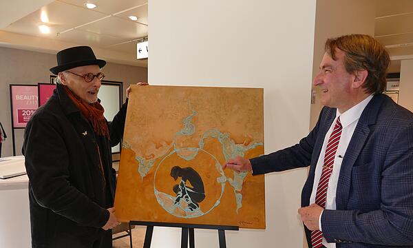 Gerhard Klarmann (links) und Matthias Liebel laden zu einer künstlerischen Reise durch das Kaufhaus Galeria ein, dass nach ihren Worten auch ein Ort der Begegnung ist.