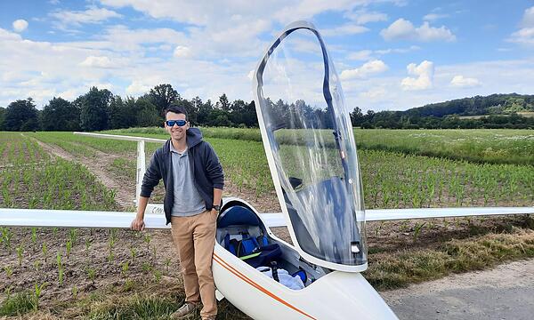 Der französische Pilot Philippe Lata nach  der Notlandung