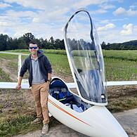 Der französische Pilot Philippe Lata nach  der Notlandung