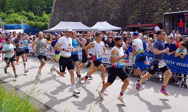 Gleich beim Start des Lucas-Cranach-Laufs vorne mit dabei: Sieger Henning Hubbert (Startnummer 421), Zweitplatzierter Felix Mayerhöfer (578) und Drittplatzierter Daniel Förtsch (553).Lucas-Cranach-Lauf