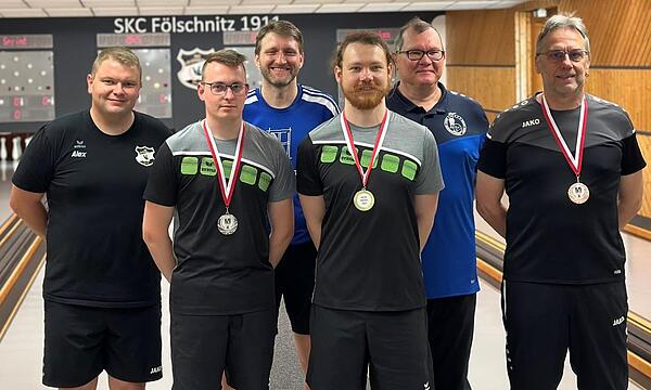 Die erfolgreichen Sportkegler nach der Siegerehrung bei den Bezirksmeisterschaften im Sprint (von links): Alexander Gräf vom Ausrichter SKC Fölschnitz, Marc Wunder, Frank Faber, Marc-Andreas Kolb, Kreisvorsitzender Kreis Nord Stefan Bänsch und Die...