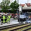 Auto fährt in Haltestelle