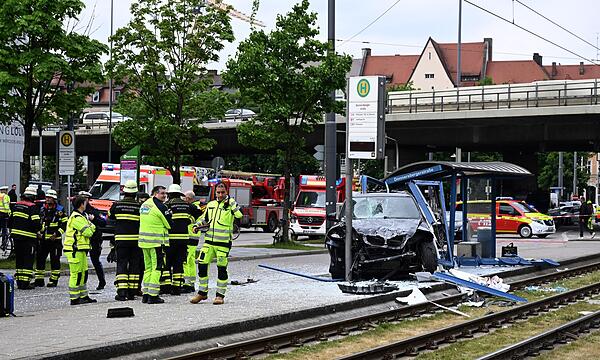 Auto fährt in Haltestelle