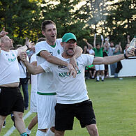 Kemmerns Trainer Alexander Stretz (vorne) feiert den Klassenerhalt mit seinen Spielern.
