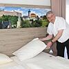 Hotelier Stephan Ertl schüttelt schon mal die Betten auf. Er wäre gerüstet für Wander-, Rad- und Städtetouristen. Hotelier Stephan Ertl schüttelt schon mal die Betten auf. Er wäre gerüstet für Wander-, Rad- und Städtetouristen.