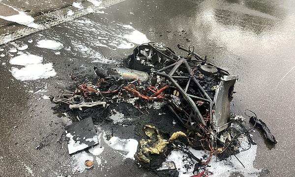 Motorrad brennt auf der Autobahn