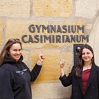 Elina Schmitt (links) und Melina Schäfer stehen vor ihrem Gymnasium in Coburg, dem Casimirianum. Besser bekannt auch als „Casi“.