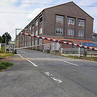 Vorsicht, ein Zug kommt: Die Schranken fallen nach unten am Bahnübergang an der Einberger Straße in Rödental.