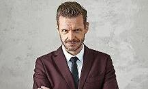 Florian Schroeder zeigt in Bayreuth, wie jeder glücklich werden kann.