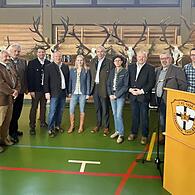 Von links: Gunter Hahner ( Vorstand RHG ), Christof Kühnlein ( Vorstand RHG ), Staatssekretär Sandro Kirchner, Landrat Thomas Bold, Ramona Fehringer ( Referentin Bayerischer Jagdverband e. V. ), Harm Humburg ( Vorstand RHG ), Birgit Kompe (Vorstan...