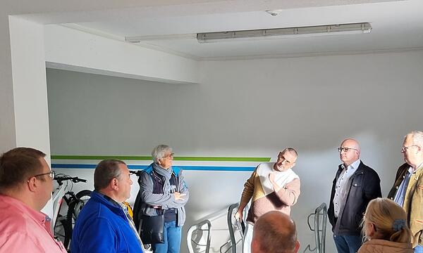 Im Inneren des Schuppens sind mehrere Stellplätze für Fahrräder und Leihräder.