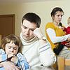 Job, Familie, Kindererziehung, keine Zeit mehr für sich selbst. Wie auf diesem Symbolbild kommen junge Eltern dabei schnell an ihre Grenzen. Job, Familie, Kindererziehung, keine Zeit mehr für sich selbst. Wie auf diesem Symbolbild kommen junge Eltern dabei schnell an ihre Grenzen.