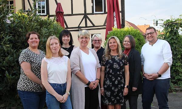 Sie führen die Untererthaler Karnevals-Gesellschaft mit Power in die Session 25/26 (v. l.) Selina Manninger, Eileen Wüscher, Mona Heilmann, Sandra Lenhard, Ruth Neder, Melanie Gerlach, Sabine Kuchenbrod und Thomas Wiedemann.
