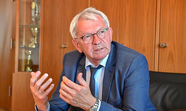 Landrat Johann Kalb (CSU) macht auf die Größe der aktuellen Herausforderung aufmerksam Landrat Johann Kalb (CSU) macht auf die Größe der aktuellen Herausforderung aufmerksam