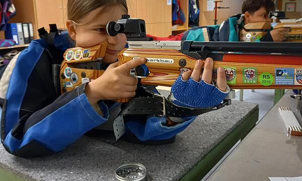 Unser Bild zeigt Sophia Müller (vorne) und Lasse Kröckel im Liegend Anschlag.