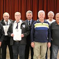 Für 50 Jahre Treue zum Verein wurden von Klaus Lutz (Mitte) geehrt: (von links) Walter Albert, Gerhard Kömpel, Richard Haydu und Reinhard Sturm. Für 40-jährige Mitgliedschaft wurden geehrt: (von rechts) Helmut Möller, Alfred Kötzner, Edwin Möller...