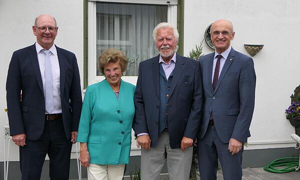 Ruthild und Karlo Weis sind seit 70 Jahren glücklich verheiratet. Zur Gnadenhochzeit gratulierten Bürgermeister Thomas Stadelmann (links) und Landrat Wilhelm Schneider (rechts).