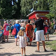 Warten bis zur Abkühlung: Vor dem Königsbad in Forchheim war schon kurz vor der Öffnung am Samstag um 10 Uhr viel los.