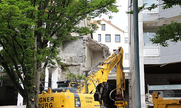 Das Gebäude der ehemaligen Fleischwarenfabrik Schlick in Coburg wird abgerissen.