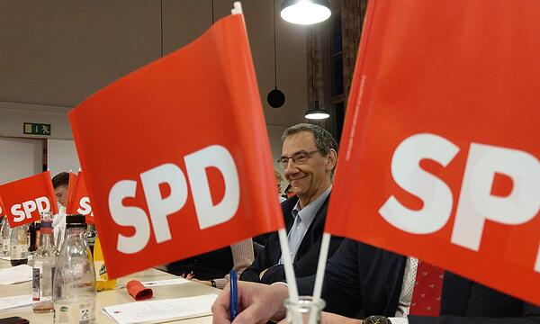 Verschmitzt lächelnd, mit sich im Reinen: Thomas Nowak bei der Aufstellung der SPD-Liste für die Stadtratswahl Ende 2019. Er war zwar nicht OB-Kandidat geworden. Doch er kämpfte aus vollem Herzen für seine Partei und  Dominik Sauerteig.