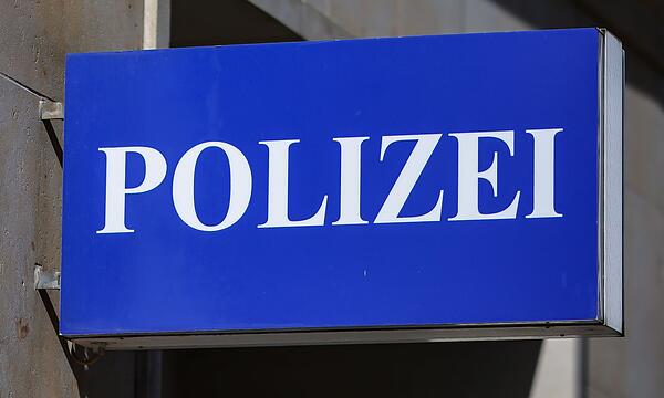 Schild am Polizeirevier