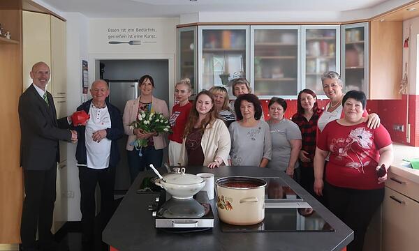 Walter Schweinsberg (Vorsitzender des Vereins „Franken helfen Franken“) übergibt das rote Schwein als Symbol an den Vorsitzenden der „Opferhilfe Oberfranken“, Alfons Hrubesch. Mit im Bild  daneben Jessica Nickel und die geflüchteten Frauen.