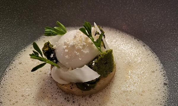 Das fertig angerichtete Kokos-Sphären-Menü. Mit Kohlrabi, Pistazie und Butter