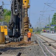 Aufwändige Spundwand-Arbeiten verzögern aktuell den Zeitplan.